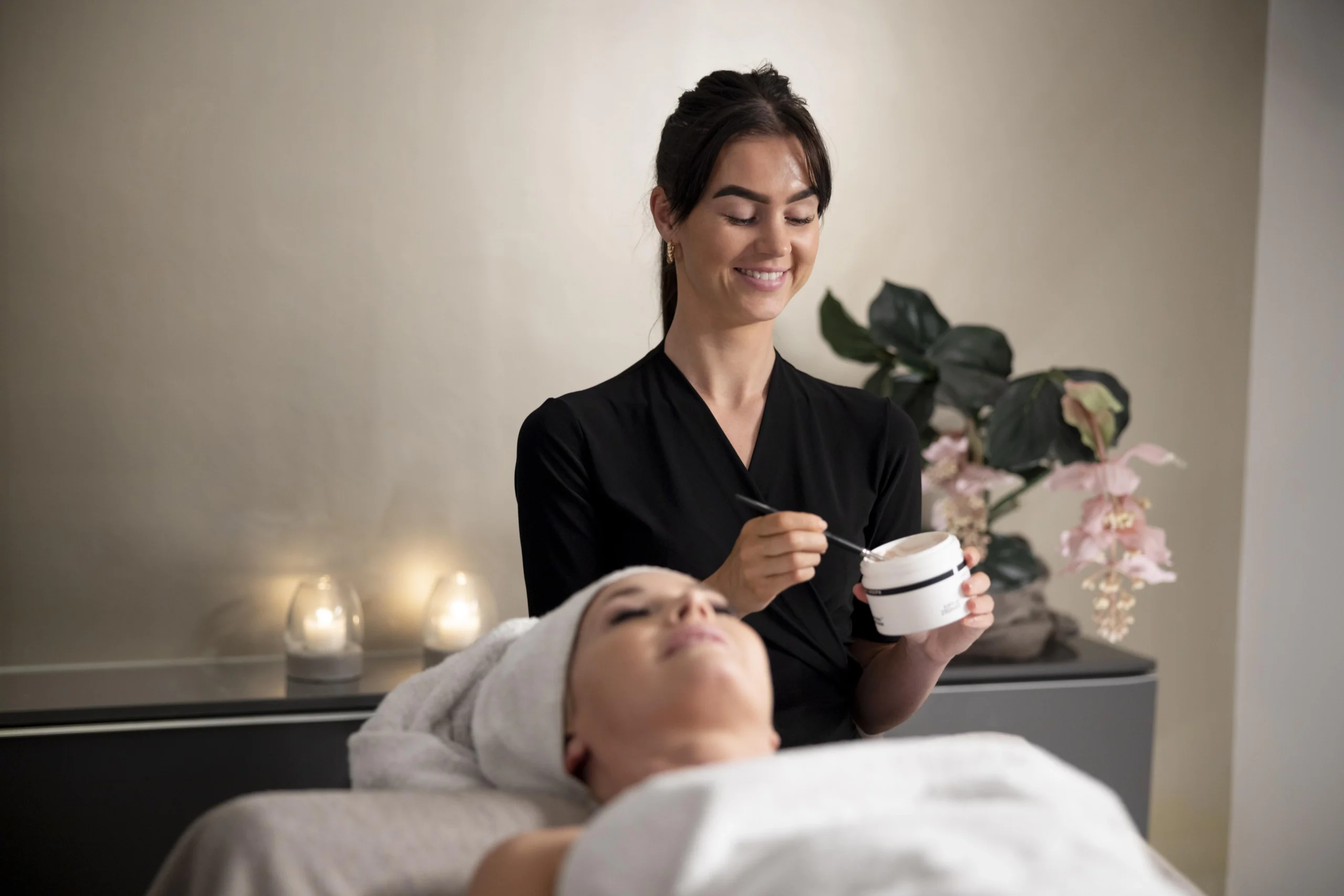Como imagen destacada para este texto en el que hablamos de franquicias wellness, tenemos una fotografía de una mujer en un spa.