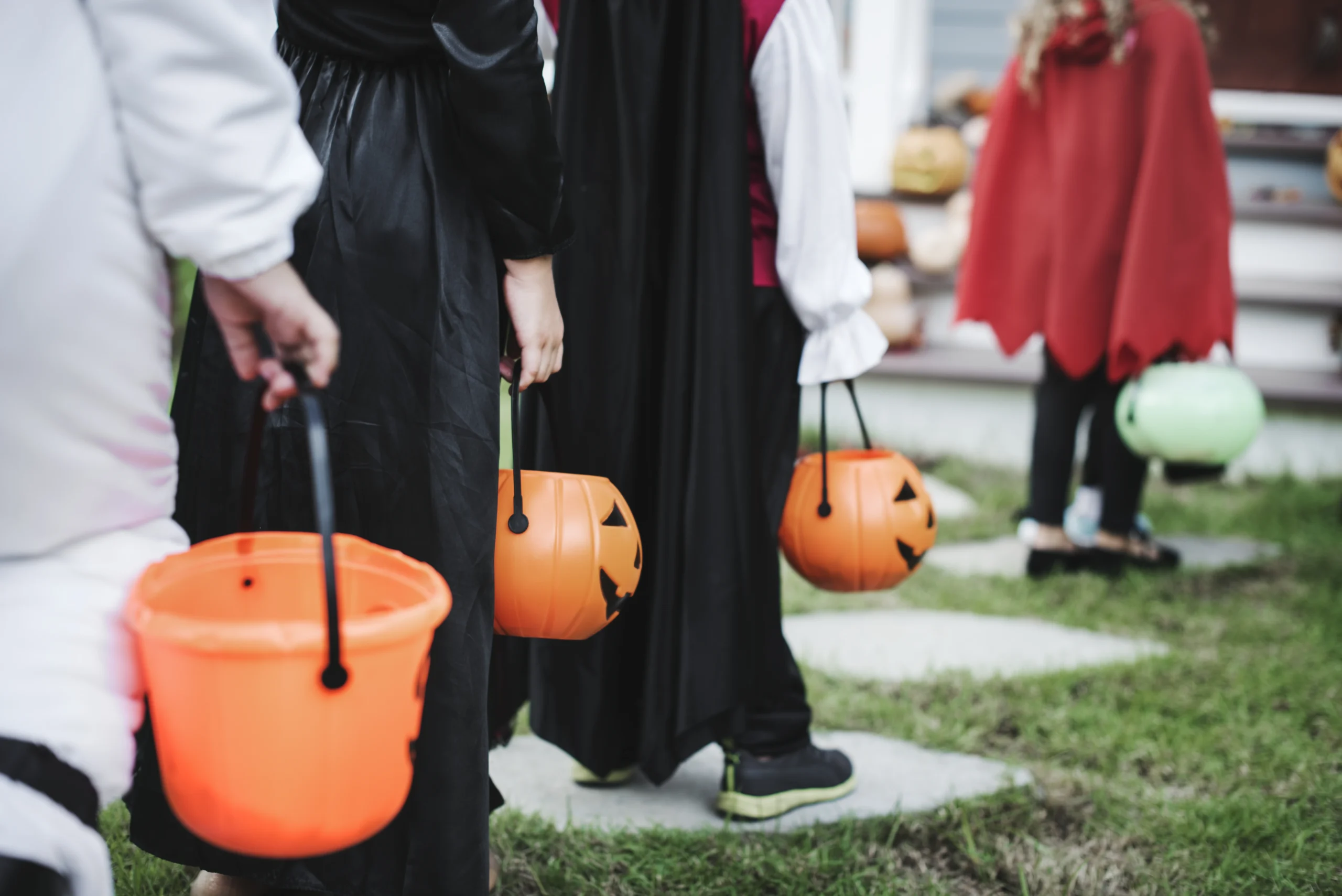 Como imagen destacada para este texto en el que hablamos Halloween, tenemos una fotografía ilustrativa de la celebración con niños disfrazados.