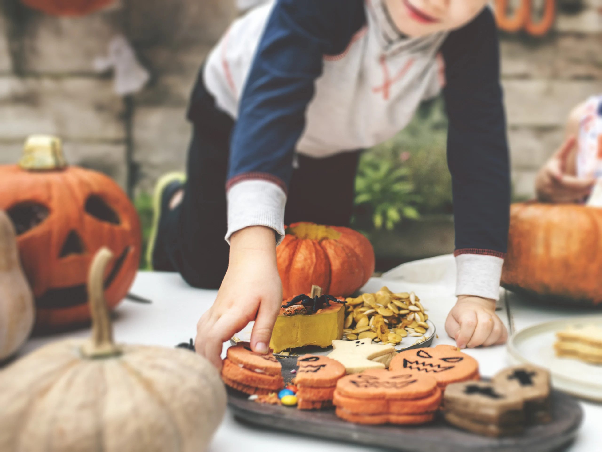 Como imagen destacada para este texto en el que hablamos de las franquicias y Halloween, tenemos una imágen ilustrativa de un restaurante con decoración de la temporada. 