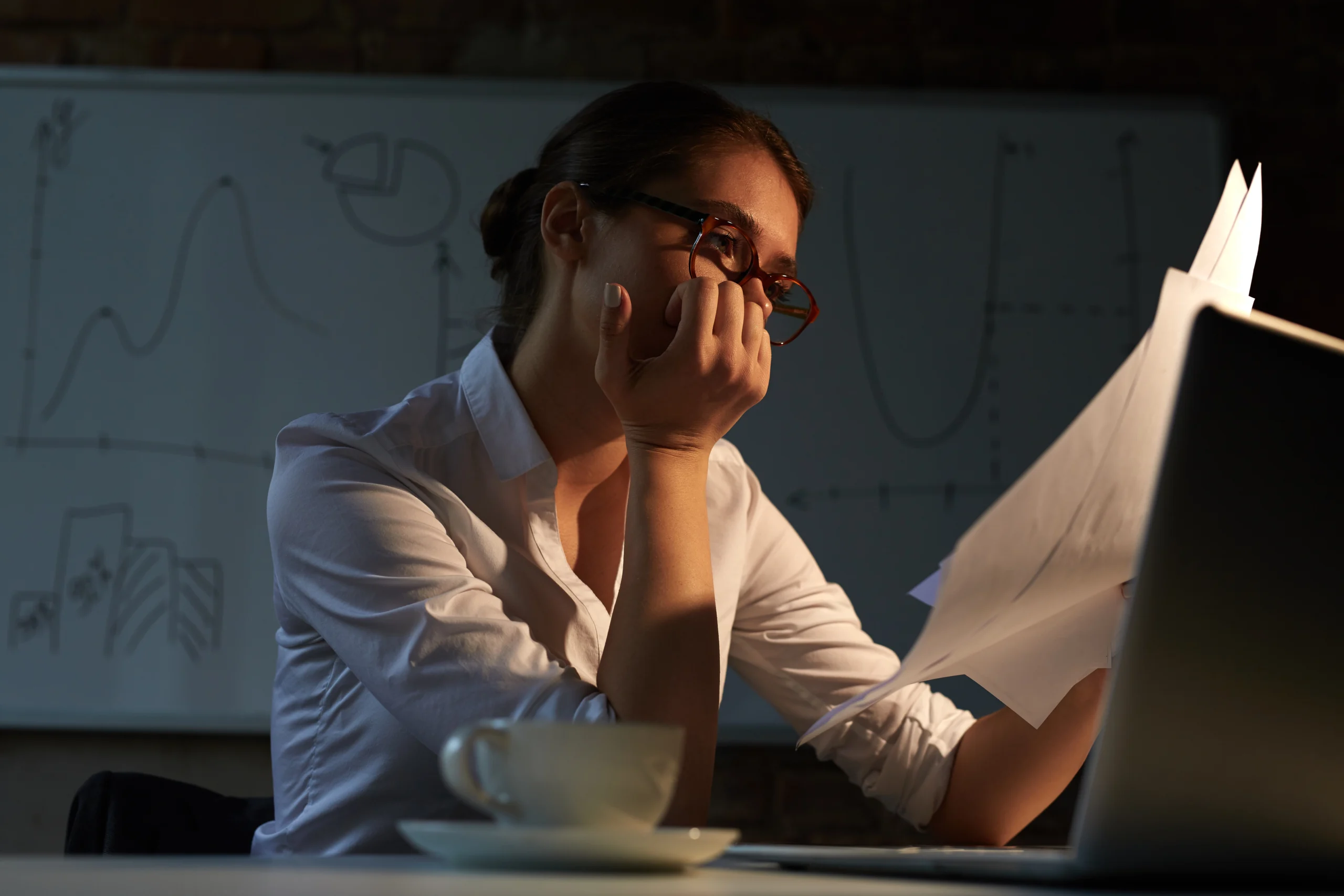 Como imagen destacada para este texto en el que hablamos del Deep Work, tenemos una fotografía ilustrativa de una mujer en una oficina.