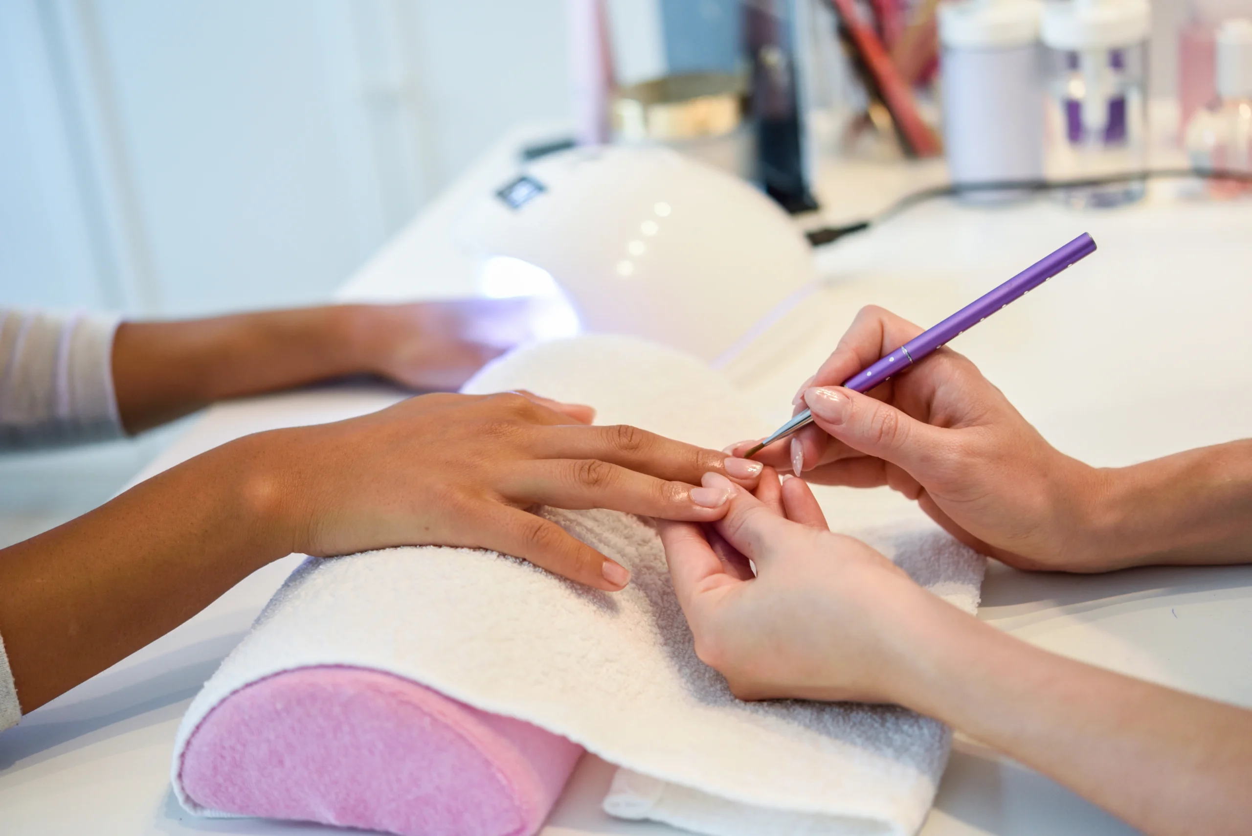 Como imagen destacada para este texto en el que hablamos de franquicias wellness, tenemos una fotografía de una mujer haciéndose un tratamiento de uñas.