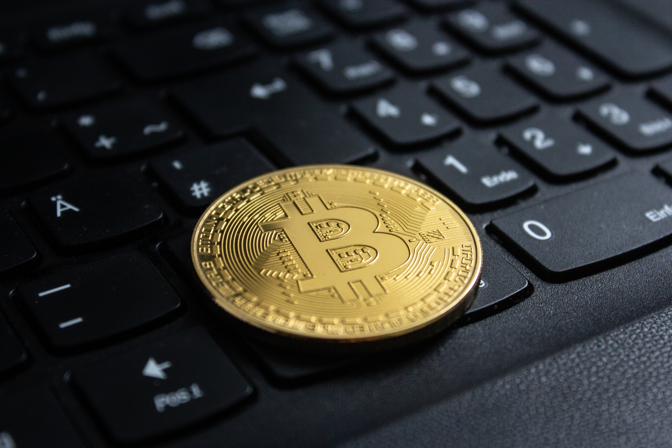 Como imagen destacada para este texto en el que hablamos del Bitcoin, tenemos una fotografía ilustrativa de una gráfica donde aparece la criptomoneda.