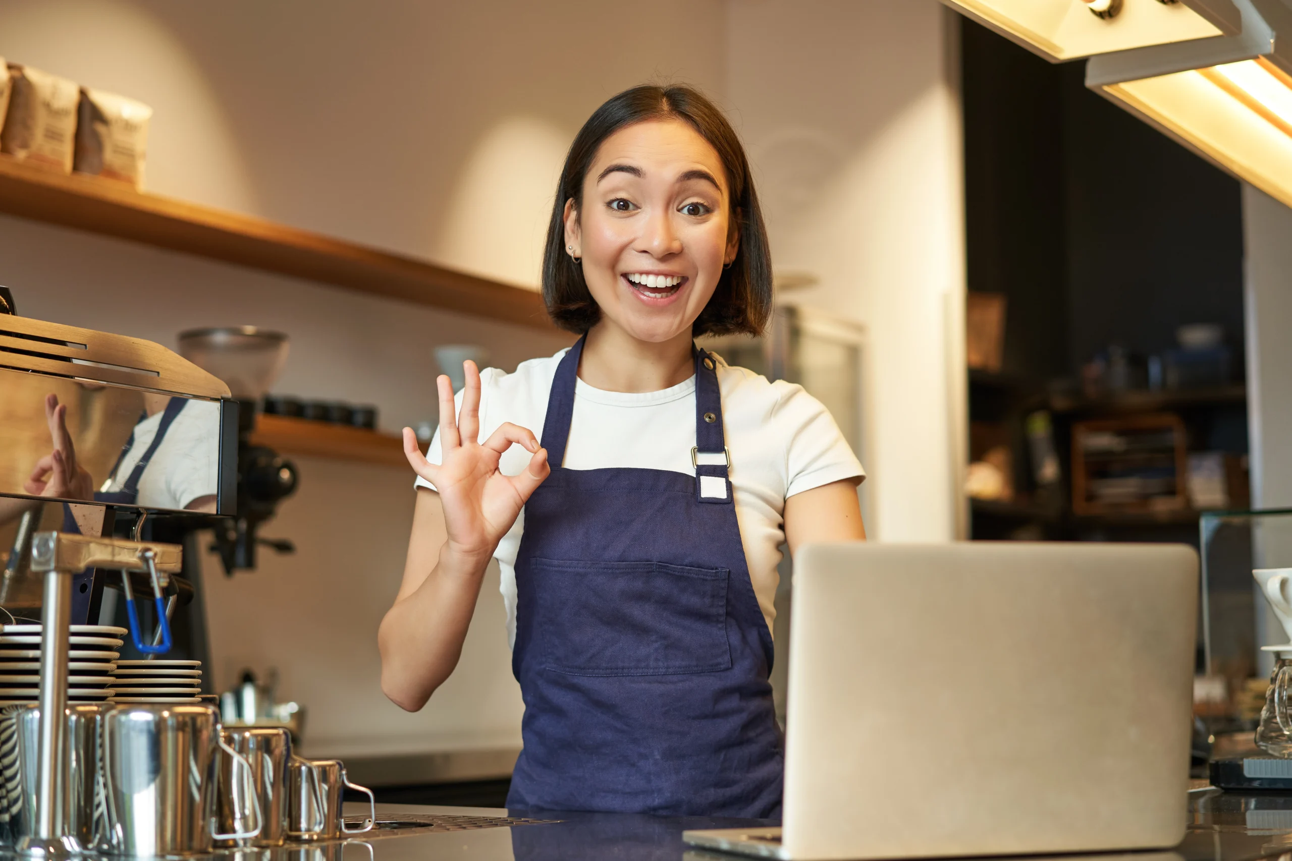 Como imagen destacada para este texto en el que hablamos de cuánto dinero se necesita para abrir una franquicia, tenemos una fotografía ilustrativa de una mujer barista en su local.