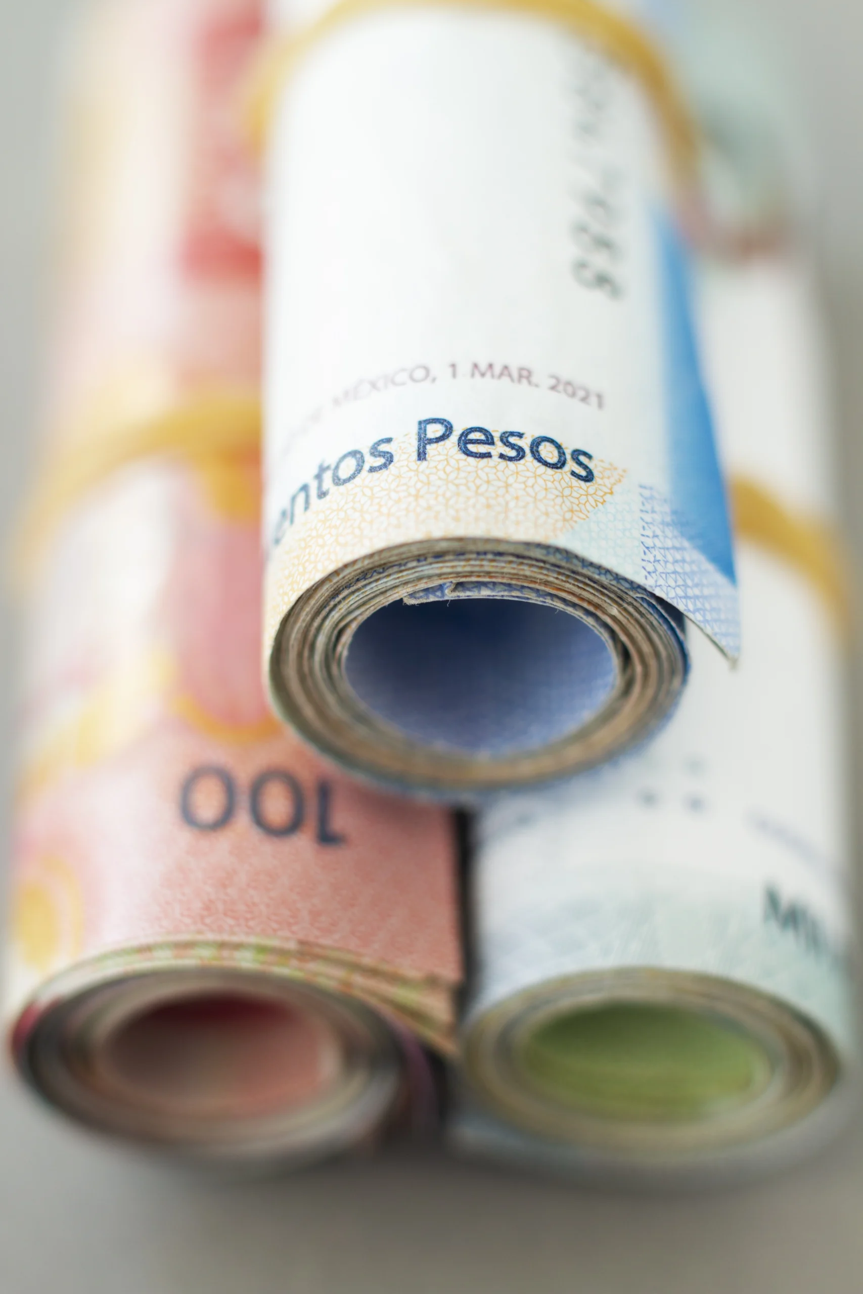 Como imagen destacada para este texto en el que hablamos de los costos del papel moneda, tenemos una fotografía ilustrativa de un fajo de billetes.