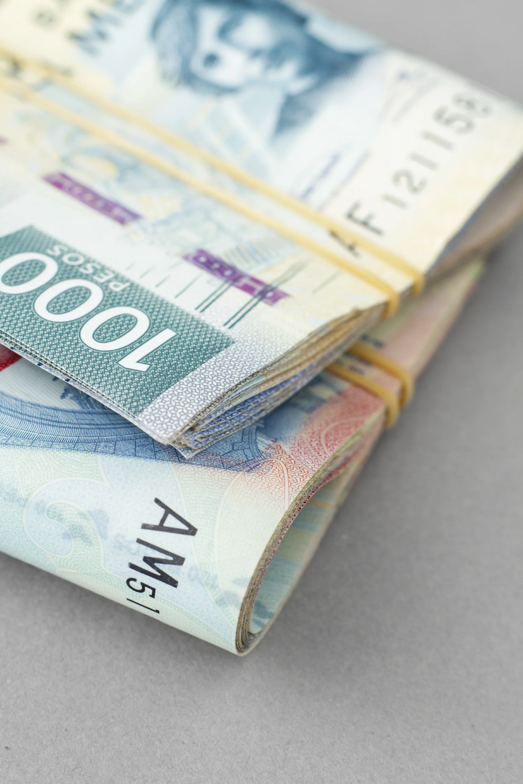 Como imagen destacada para este texto en el que hablamos de la emisión de los billetes de 2000 pesos, tenemos una imágen ilustrativa de billetes de 1000 pesos.
