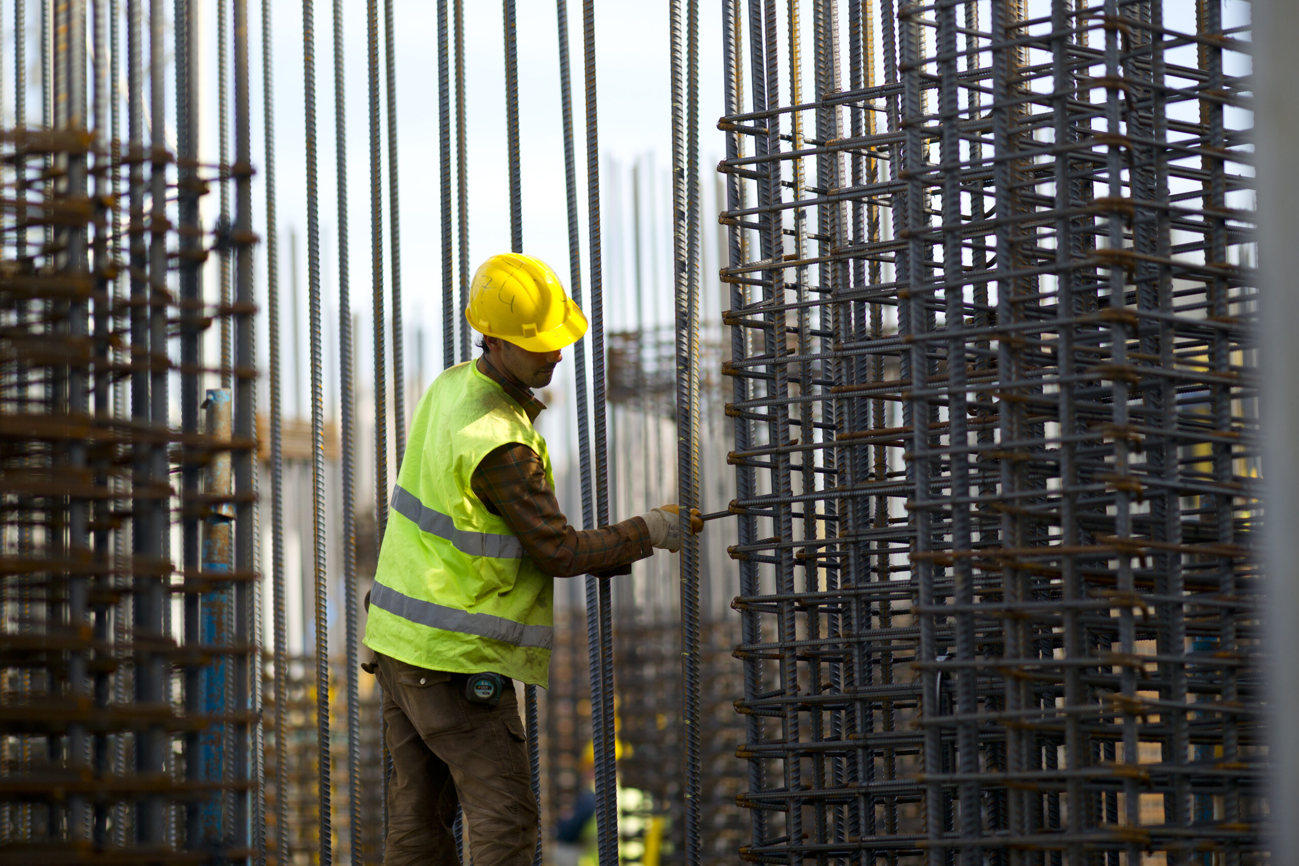 Como imagen destacada para este texto en el que hablamos de las franquicias de construcción, tenemos una fotografía ilustrativa de un hombre trabajando en un obra en construcción.