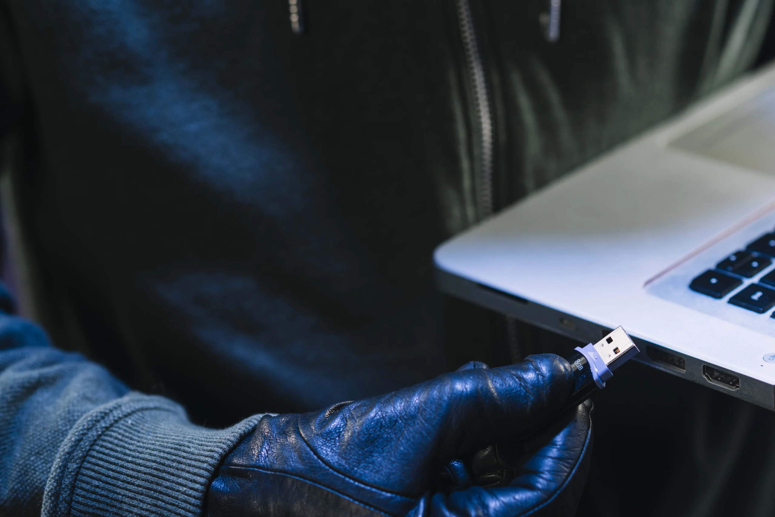 Como imagen destacada para este texto en el que hablamos de los fraudes por SPEI, tenemos una fotografía ilustrativa de una persona usando una USB.