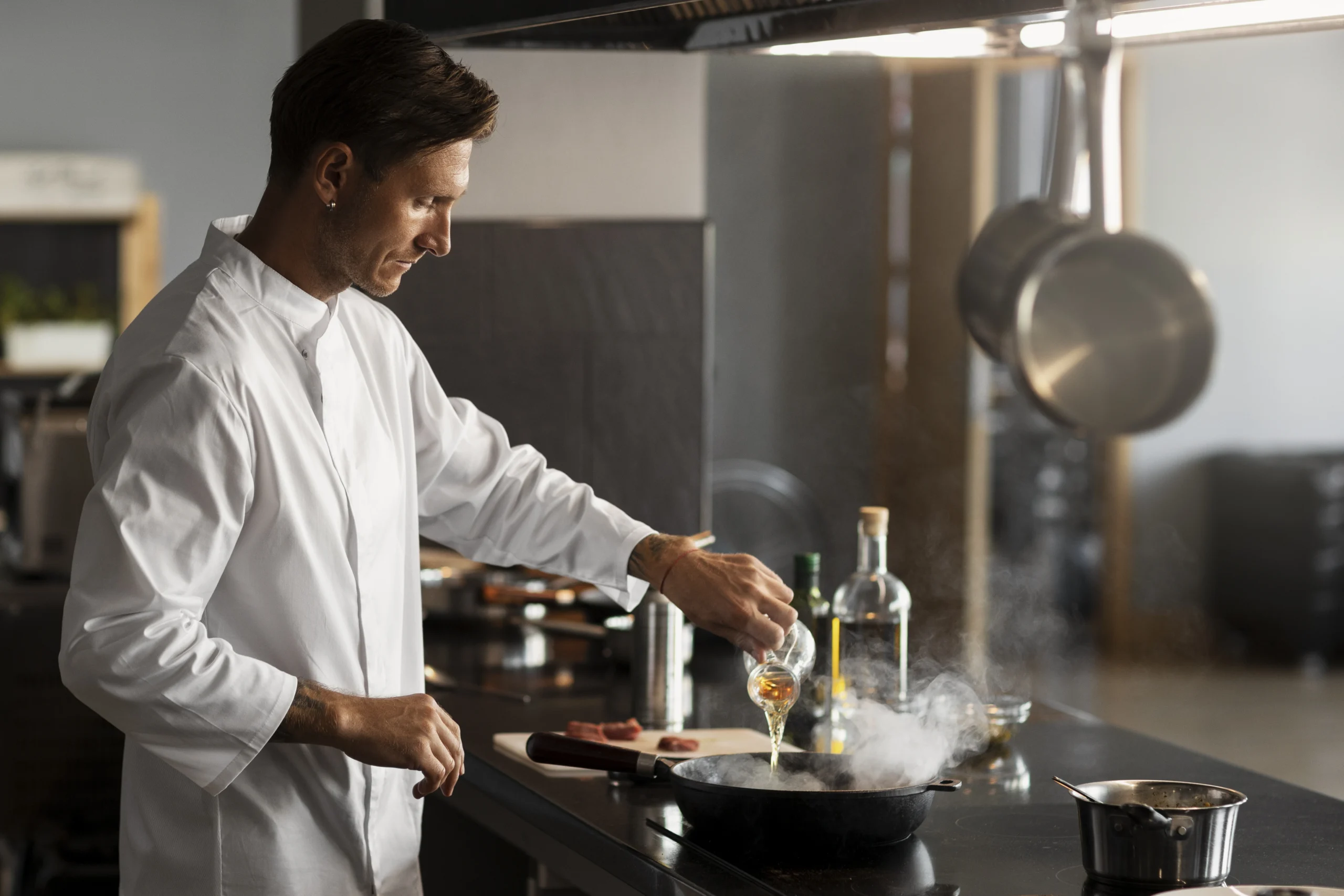 Como imagen destacada para este texto en el que hablamos de cuánto gana un chef en México, tenemos una fotografía ilustrativa de un chef trabajando en una cocina profesional.