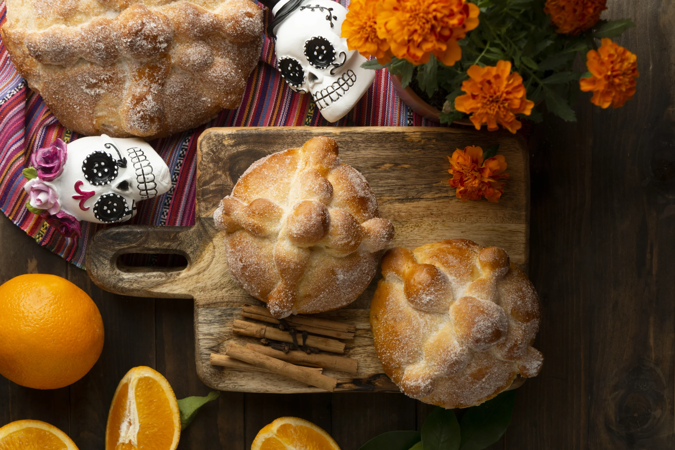 Como imagen destacada para este texto en el que hablamos de la industria del pan de muerto, tenemos una imágen ilustrativa de unos panes de muerto en una canasta a un lado de una taza de café.