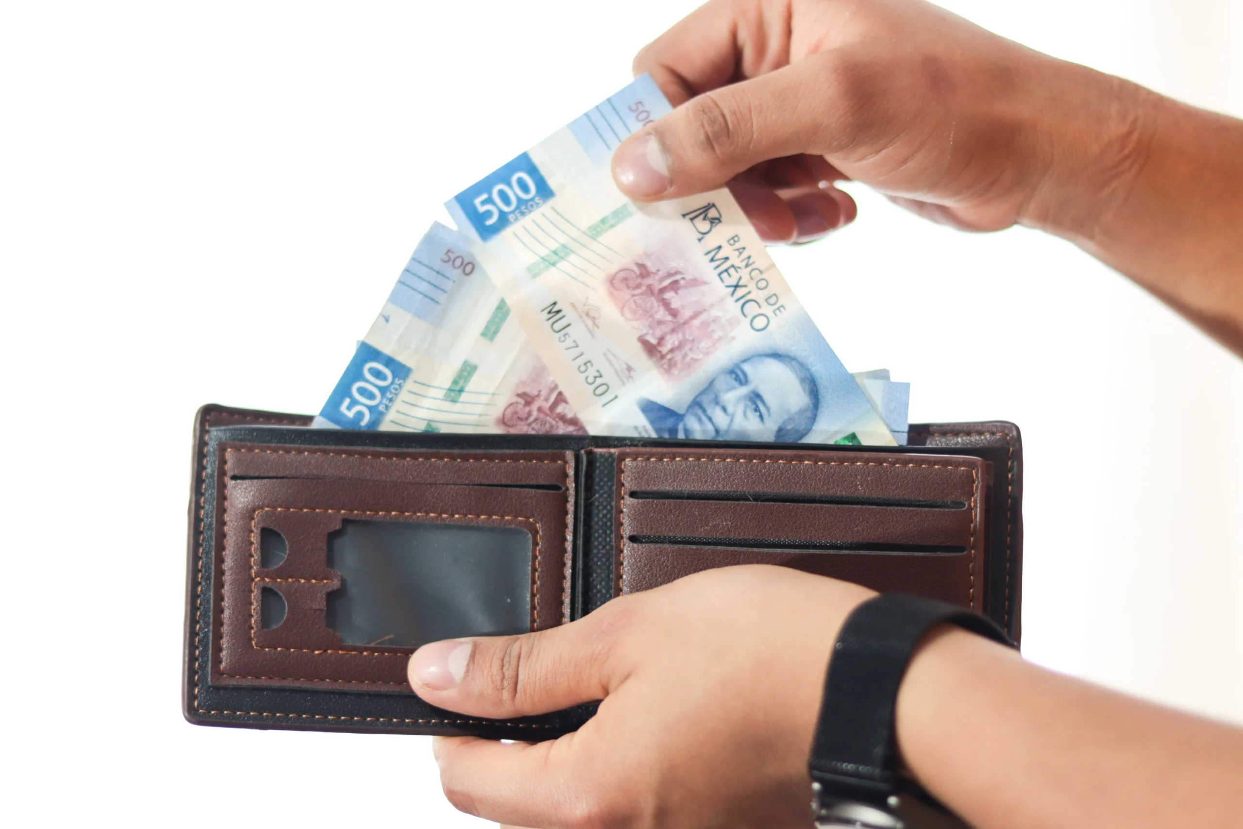 Como imagen destacada de esta entrada donde hablamos de las diferentes herramientas para invertir el aguinaldo, tenemos una imágen ilustrativa de unas manos sacando billetes de una cartera.