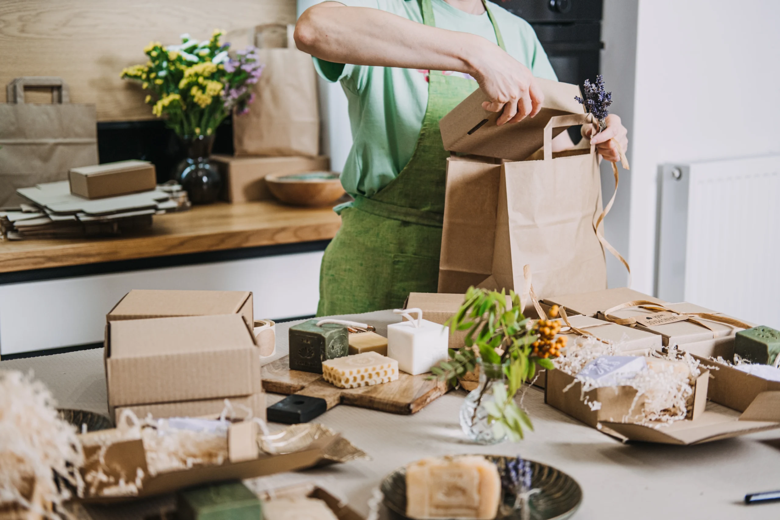 Como imagen destacada de esta entrada donde hablamos de las franquicias desde casa, tenemos una imágen ilustrativa de una persona trabajando desde casa en unas cajas de flores.