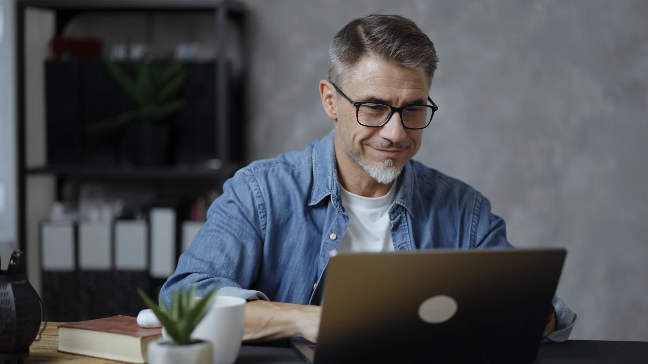 Como imagen destacada de esta entrada donde hablamos de las franquicias desde casa, tenemos una imágen ilustrativa de un hombre trabajando en una computadora. 