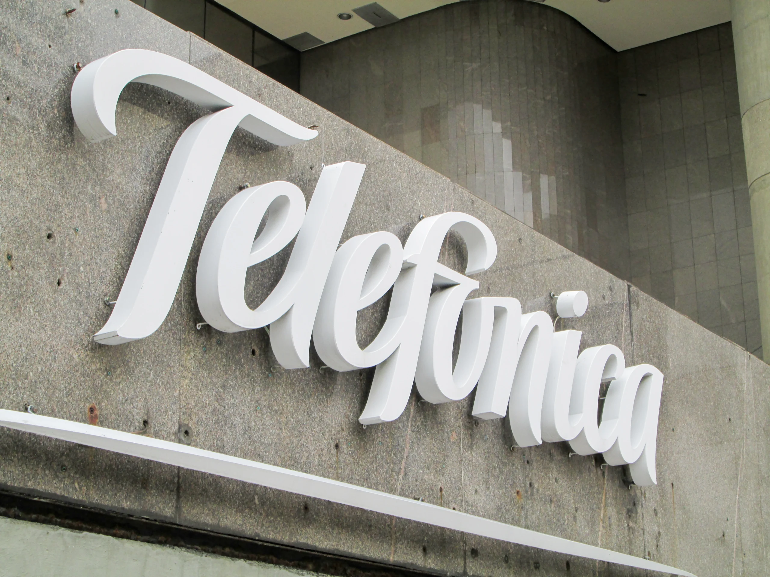 Como imagen destacada para este texto en el que hablamos de la salida de Movistar de México, tenemos una imágen ilustrativa del logo de Telefónica, la compañía de telecomunicaciones dueña de marca.