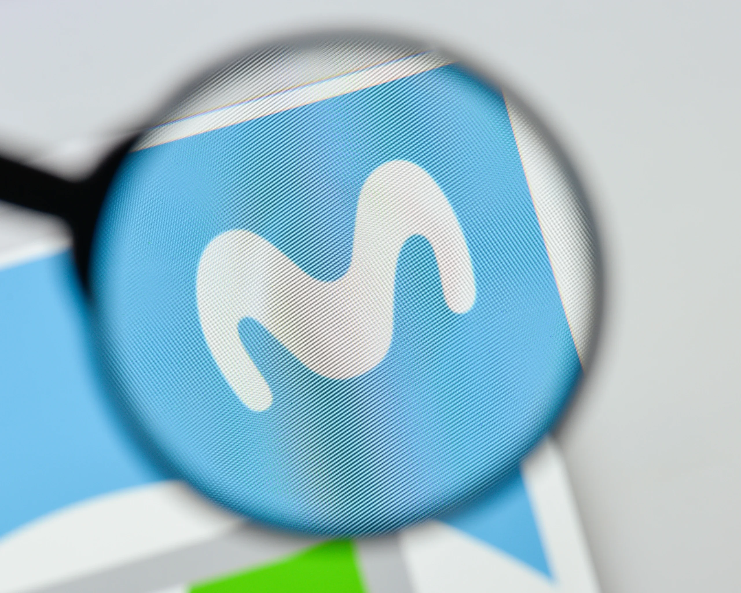 Como imagen destacada para este texto en el que hablamos de la salida de Movistar de México, tenemos una imágen ilustrativa del logo de Movistar bajo una lupa.