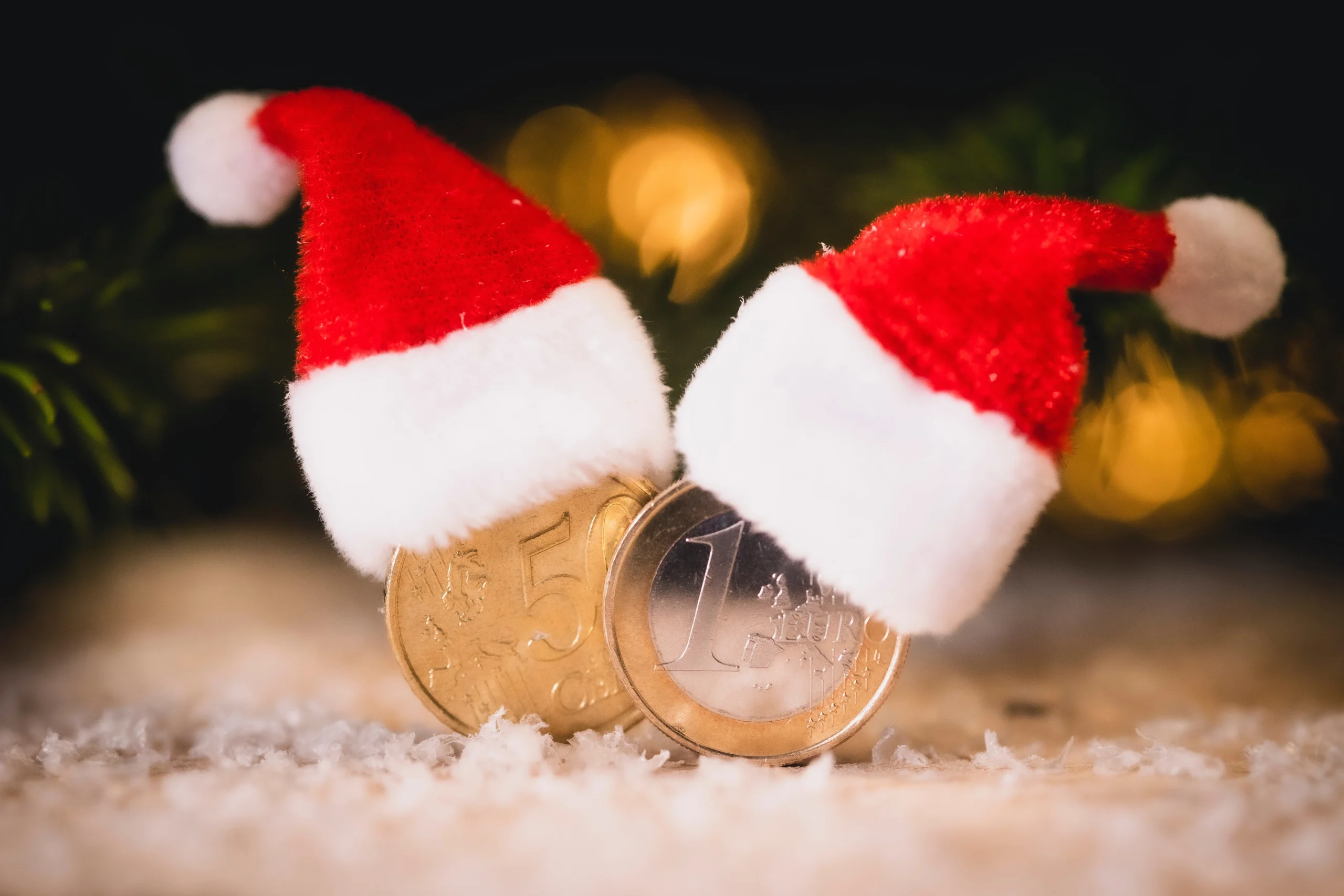 Como imagen destacada de esta entrada donde hablamos del aguinaldo de 40 días, tenemos una imágen ilustrativa de unas vestidas con gorrito de Santa Claus.