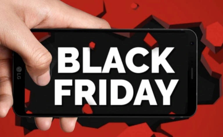 Como imagen destacada para este texto en el que hablamos de las Black Friday 2025, tenemos una imágen ilustrativa de una mano sosteniendo un celular con el logo de la campaña en la pantalla.