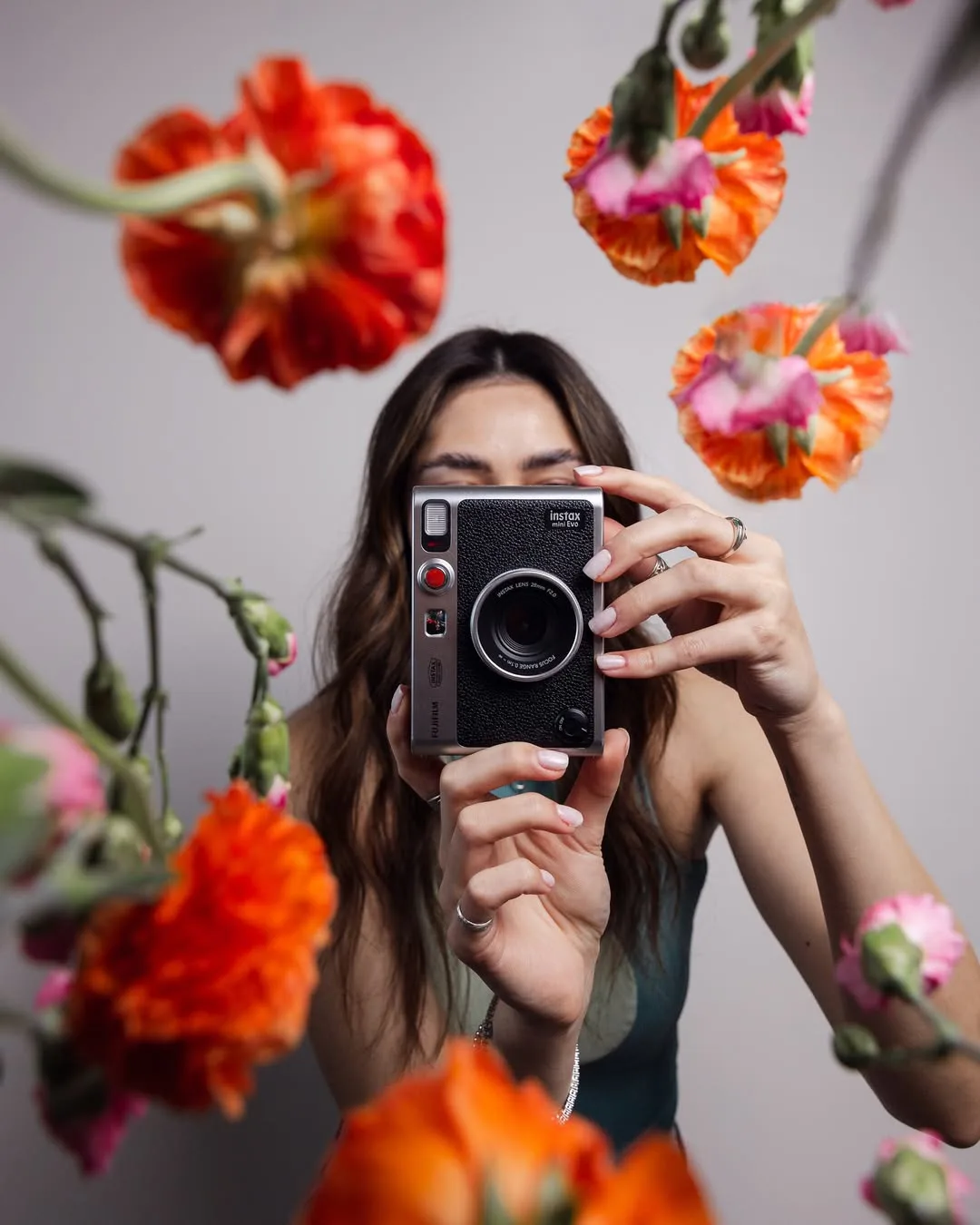Como imagen destacada para este texto en el que hablamos de los nuevos modelos de Instax, tenemos una imagen de uno de los nuevos modelos de la marca Fujifilm. 
