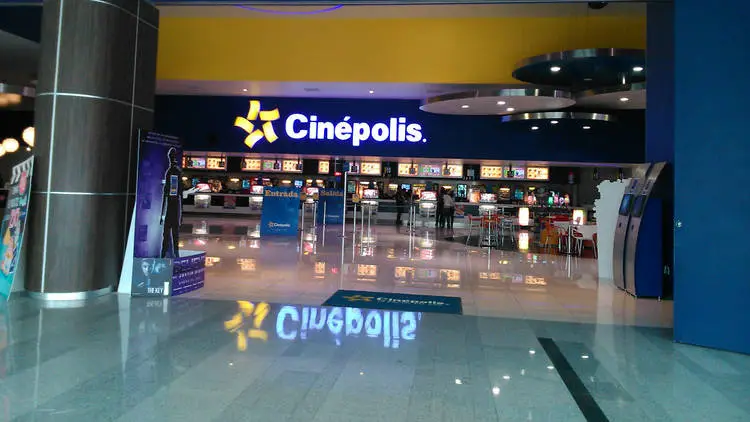 Como imagen destacada para este texto en el que hablamos del CEO Cinépolis y sus estrategias de diversificación, tenemos una imagen de una de las sucursales de Cinépolis.