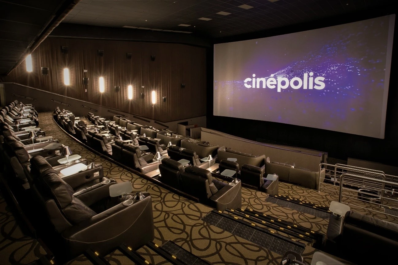 Como imagen destacada para este texto en el que hablamos del CEO Cinépolis y sus estrategias de diversificación, tenemos una imagen de una de las sucursales de Cinépolis y sus salas VIP.