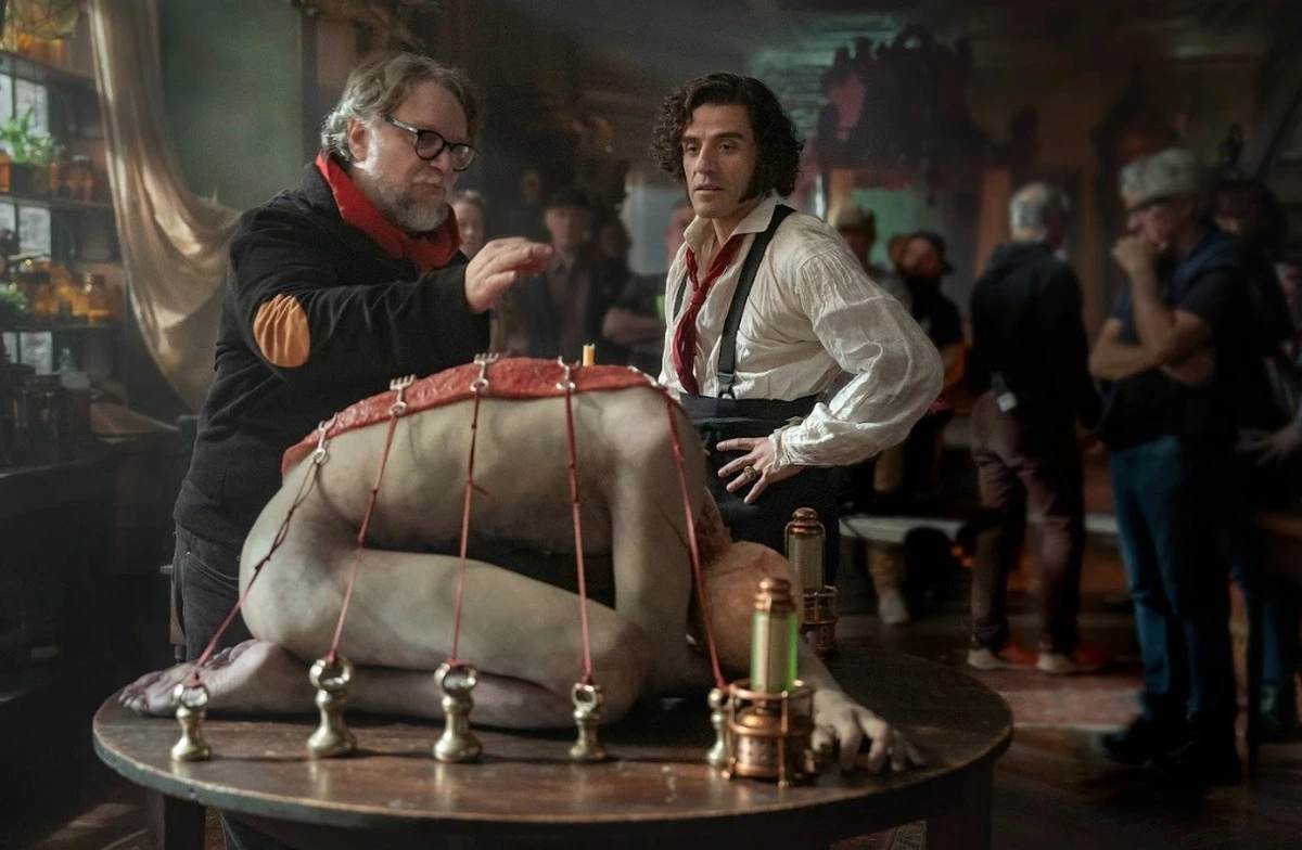 Como imagen destacada de esta entrada donde hablamos del presupuesto de Guillermo del Toro para hacer Frankenstein, tenemos una imagen ilustrativa de una de las escenas de la película.