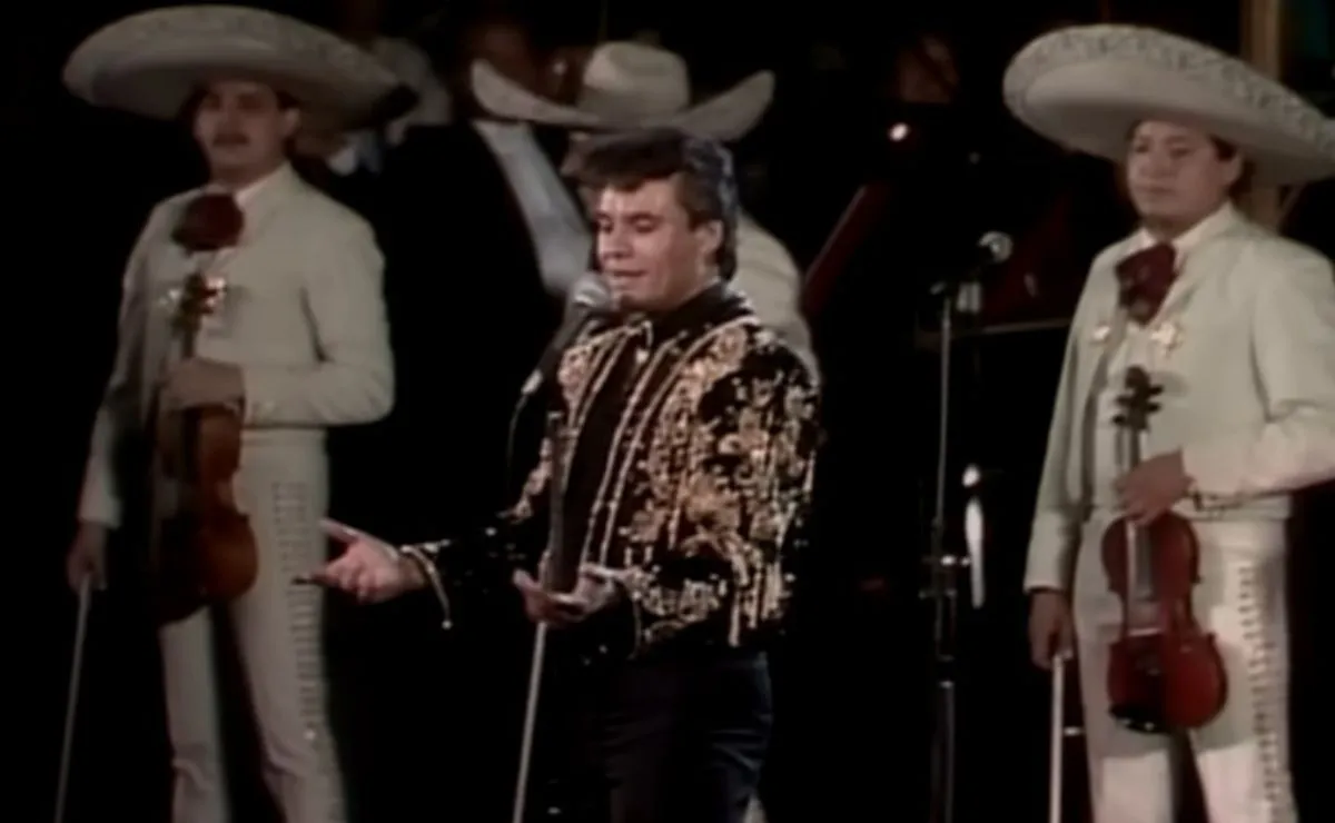 Como imagen destacada para este texto en el que hablamos de los vestuarios de Juan Gabriel, tenemos una imágen ilustrativa del concierto del artista en el Palacio de Bellas Artes.