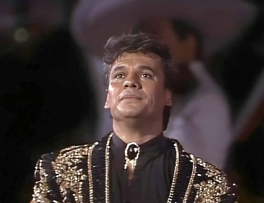 Como imagen destacada para este texto en el que hablamos de los vestuarios de Juan Gabriel, tenemos una imágen ilustrativa del concierto del artista en el Palacio de Bellas Artes.