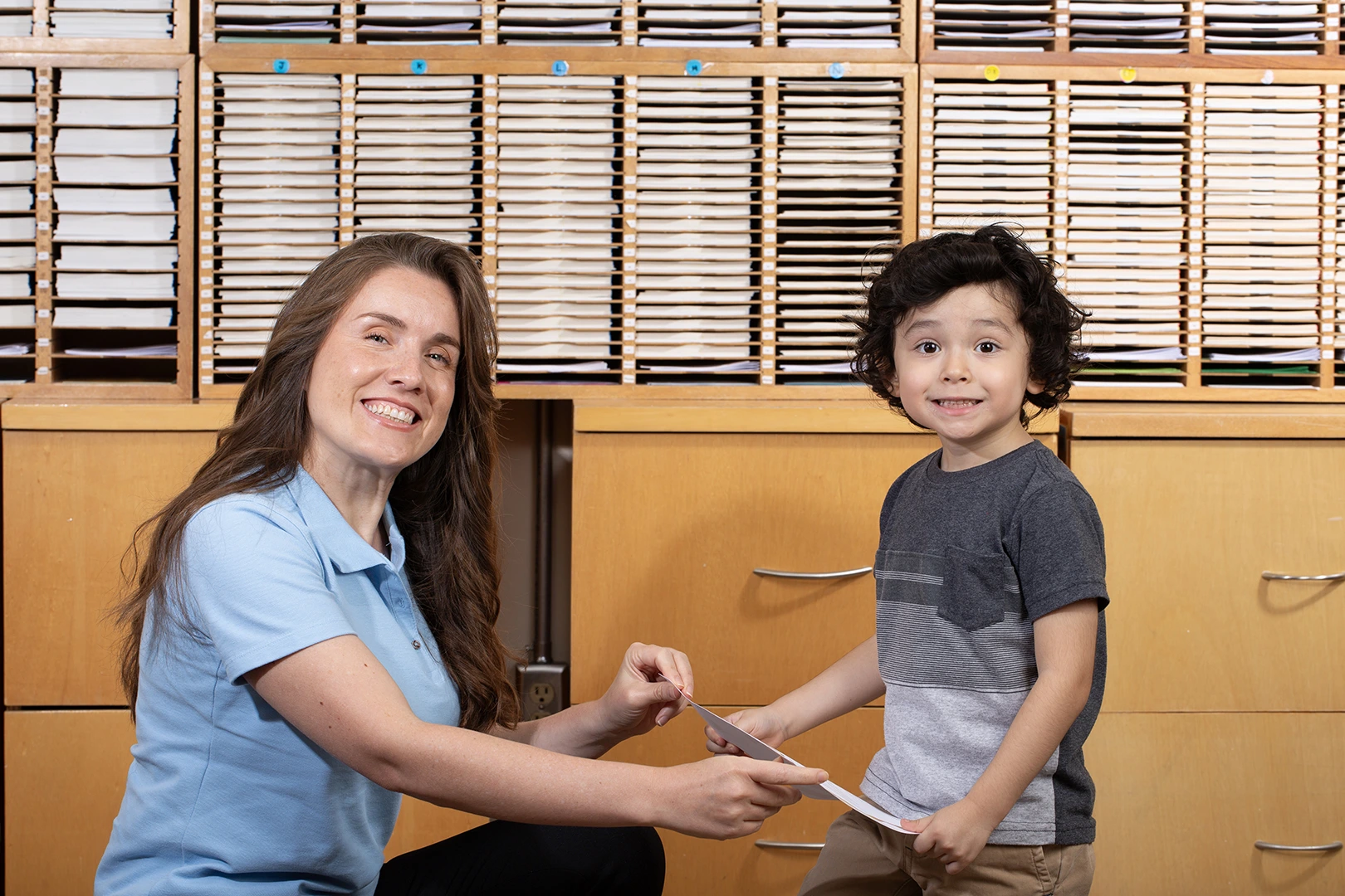 Como imagen destacada para este texto en el que hablamos de la presencia de la franquicia educativa Kumon, tenemos una imágen ilustrativa de una instructora con su alumno en un centro Kumon.