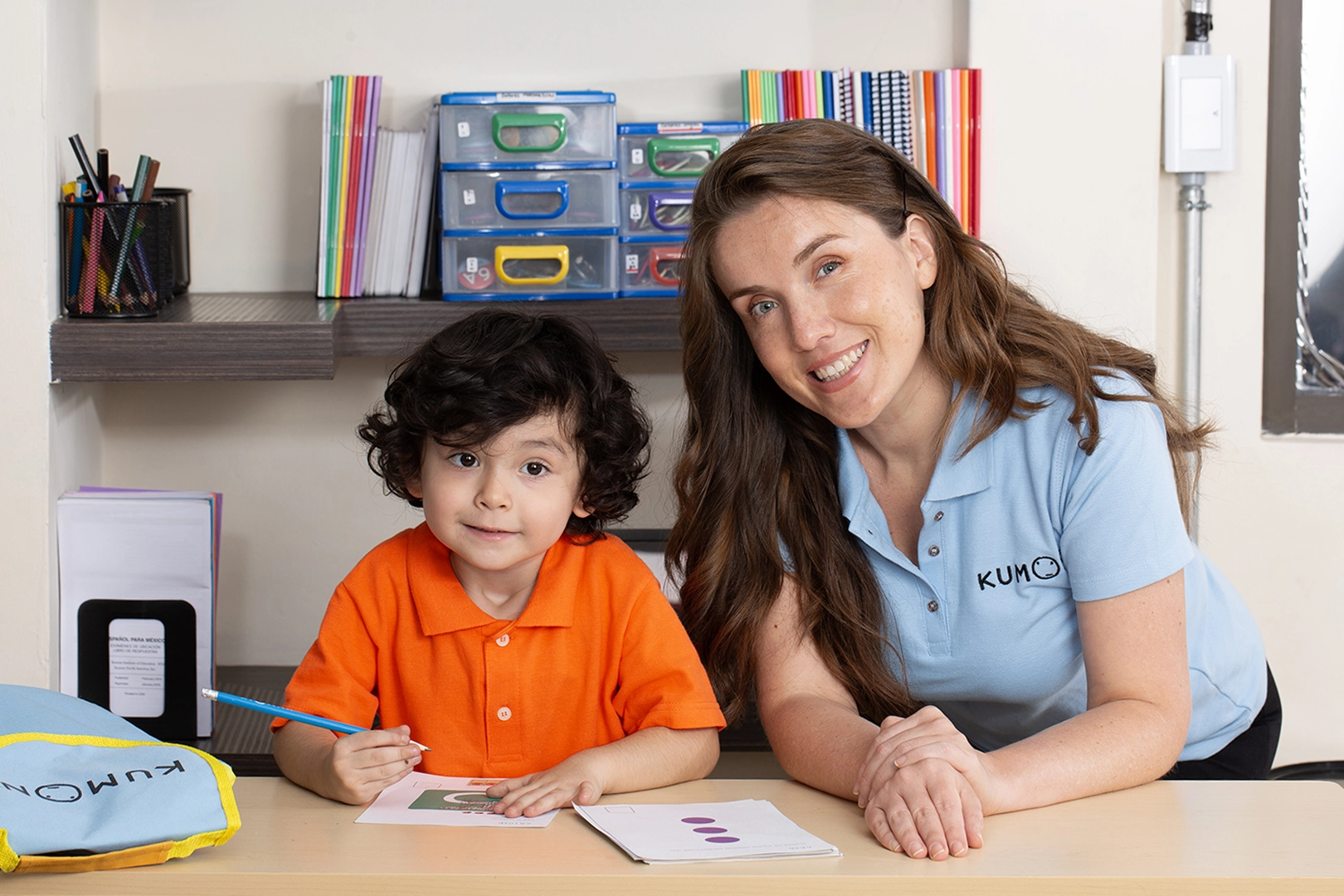 Como imagen destacada para este texto en el que hablamos de la presencia de la franquicia educativa Kumon, tenemos una imágen ilustrativa de una instructora con su alumno en un centro Kumon.