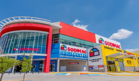 Como imagen destacada de esta entrada donde hablamos del dueño de Soriana, tenemos una imágen ilustrativa de una de las tiendas Sodimac.