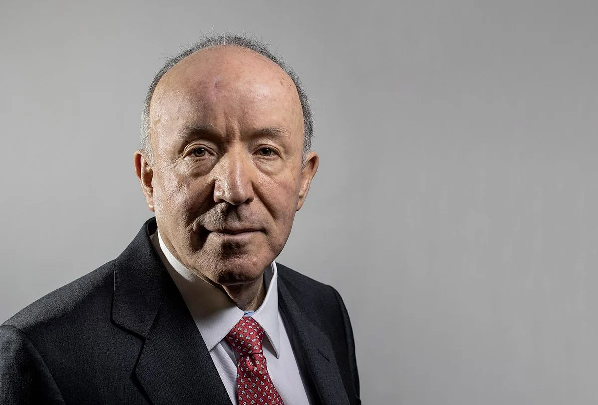 Como imagen destacada de esta entrada donde hablamos del dueño de VivaAerobus, tenemos una imagen ilustrativa de Roberto Alcántara, dueño de VivaAerobus.