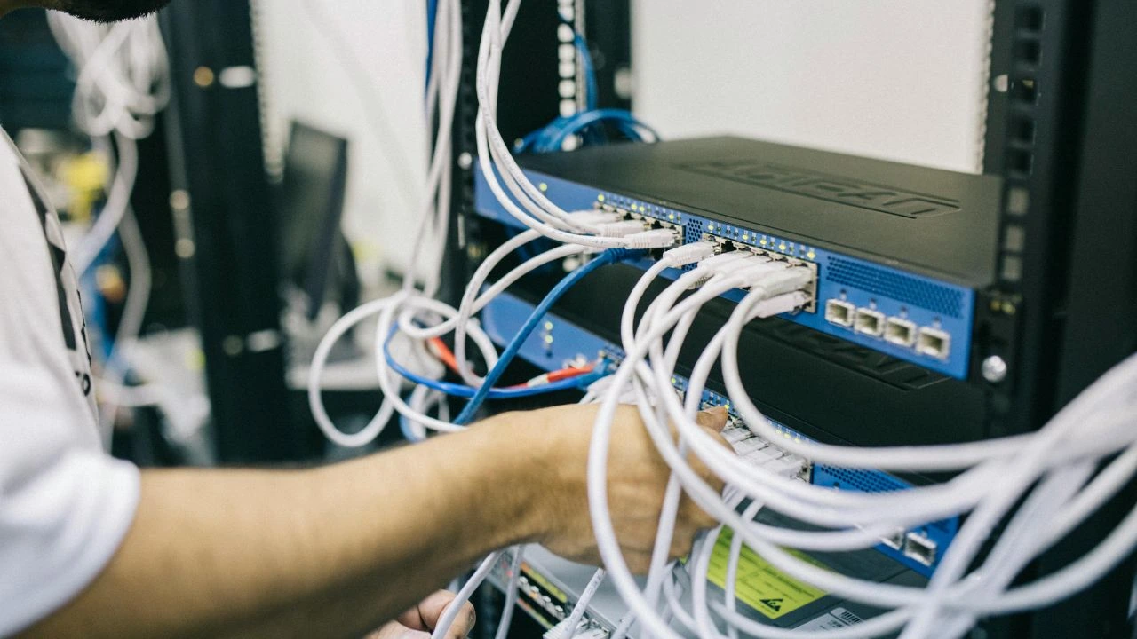 internet-satelital-o-fibra-optica-cual-te-conviene-mas