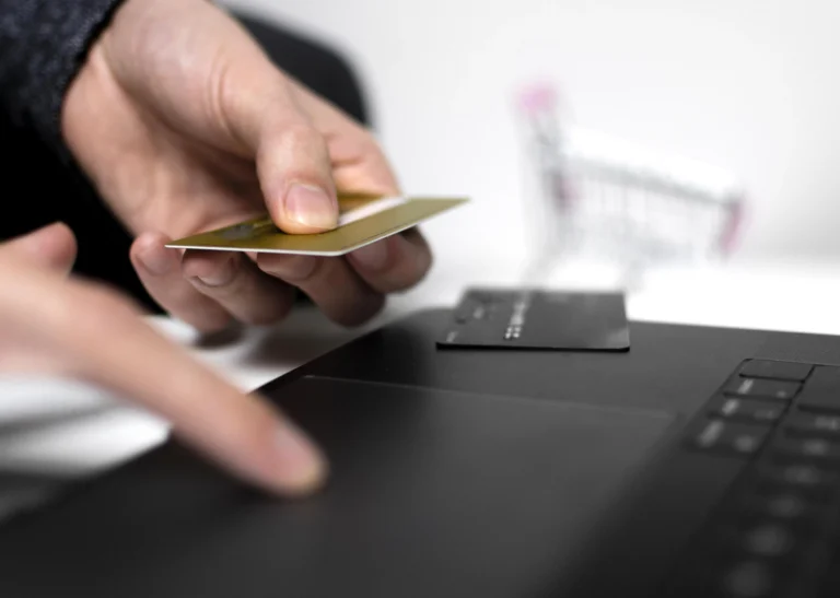 ¡Cuidado! Condusef advierte por nuevos fraudes bancarios a través del toque fantasma