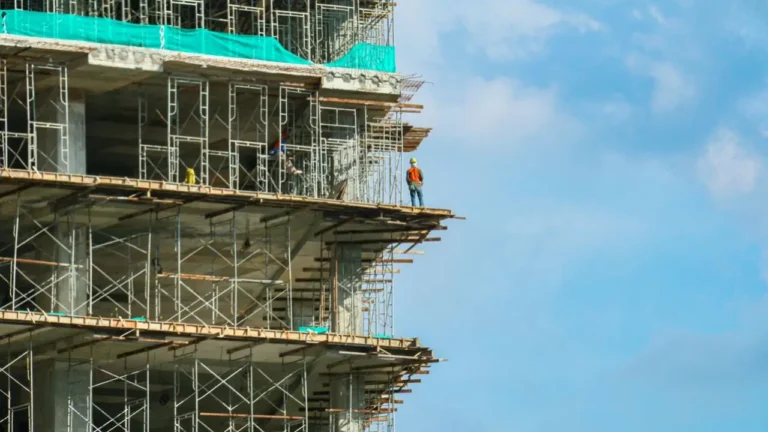 Actividad industrial avanza 0.2% en junio, impulsada por la construcción
